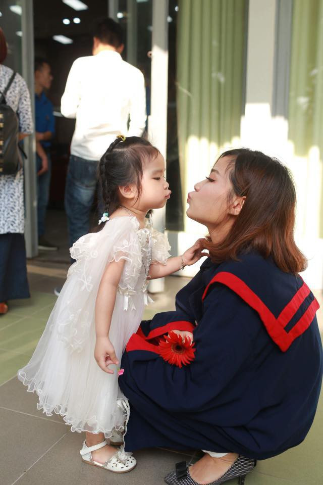 Hình ảnh Trà My ẵm đứa con gái nhỏ tầm 3, 4 tuổi đến trường để dự lễ nhận bằng tốt nghiệp, khiến cộng đồng mạng một phen dậy sóng vì quá sức dễ thương, quá sức thú vị.