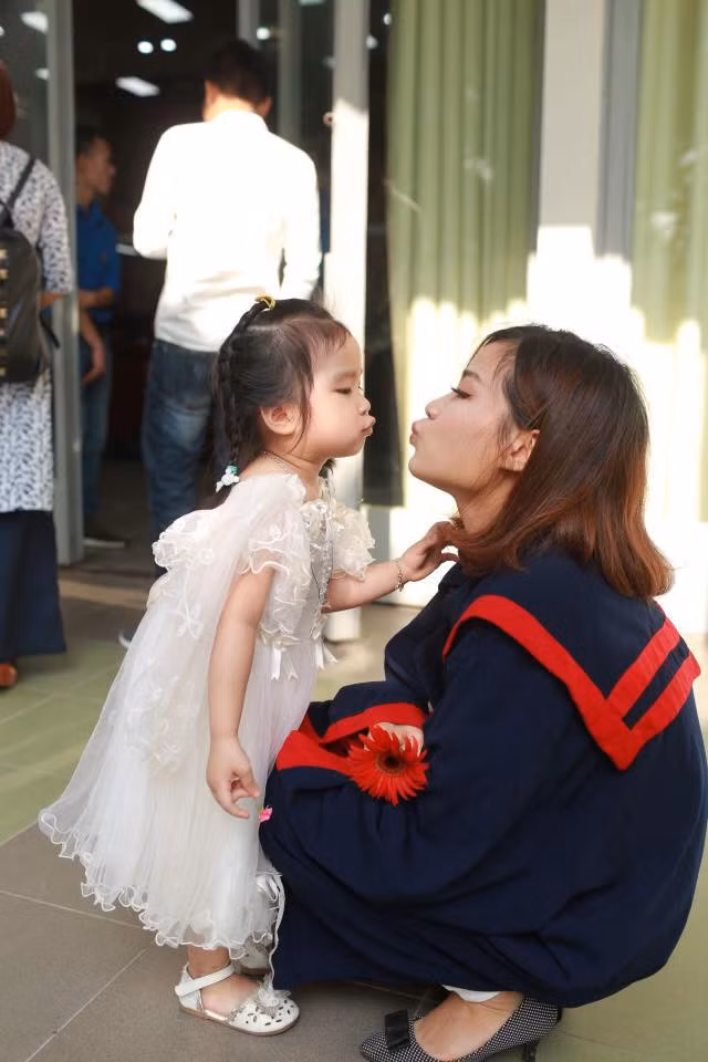 Hình ảnh Trà My ẵm đứa con gái nhỏ tầm 3, 4 tuổi đến trường để dự lễ nhận bằng tốt nghiệp, khiến cộng đồng mạng một phen dậy sóng vì quá sức dễ thương, quá sức thú vị.