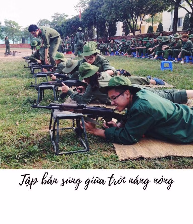 Ngoài việc ăn ở, sinh hoạt như một người lính, trong đợt tập quân sự ở Xuân Hòa, các bạn sinh viên phải tập bắn súng giữa trời nắng như đổ lửa.