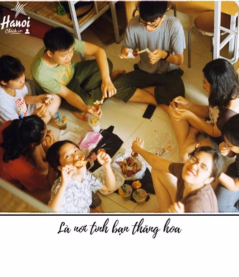 Việc ăn uống tại trung tâm giáo dục Quốc phòng cũng khá khó khăn nên các bạn thường phải mang đồ ăn đi theo. Những lúc như này, tình "đồng chí, đồng đội" được nêu cao, chia sẻ từng miếng gà rán hay từng ngụm trà sữa.