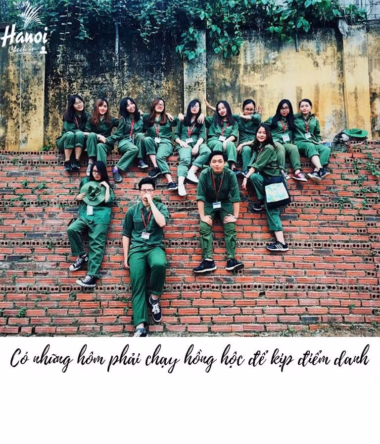 Với bản tính vô lo, vô nghĩ của tuổi ăn học thì việc chạy hộc tốc để kịp điểm danh là điều thường thấy của nhiều bạn sinh viên khi tập quân sự tại Xuân Hòa.