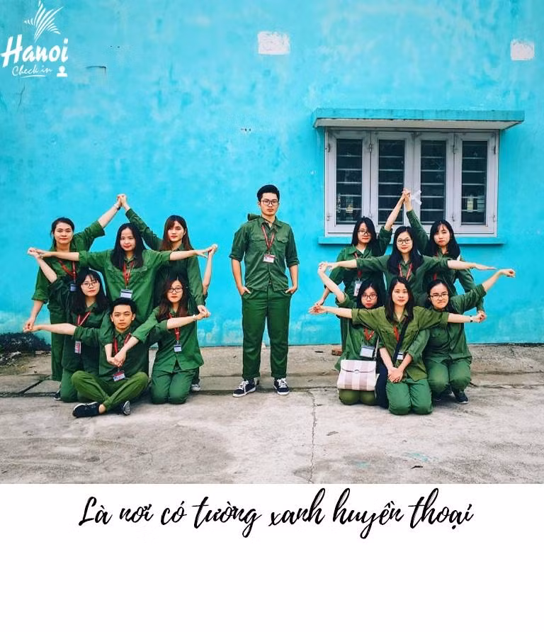 Bức tường màu xanh huyền thoại, nơi các bạn trẻ đi tập quân sự tại Xuân Hòa thường xuyên lấy làm cảnh để check-in.