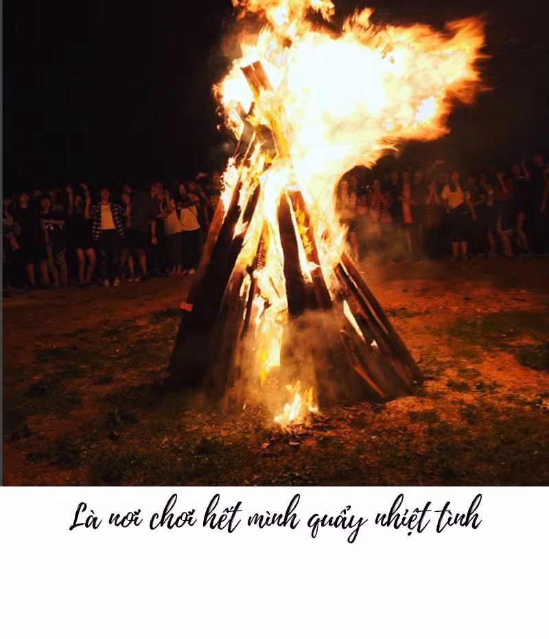 Trước khi xả trại trở về với gia đình, các bạn sinh viên sẽ được quẩy tưng bừng lần cuối tại Xuân Hòa với đốm lửa bập bùng. Ảnh trong bài: Check-in Hà Nội.