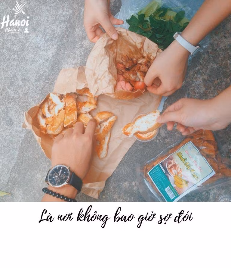 Chính việc lo đói khi phải ăn cơm suất ở quân ngũ nên nhiều bạn đã cất giấu rất nhiều thức ăn để chống đói khi tập luyện.