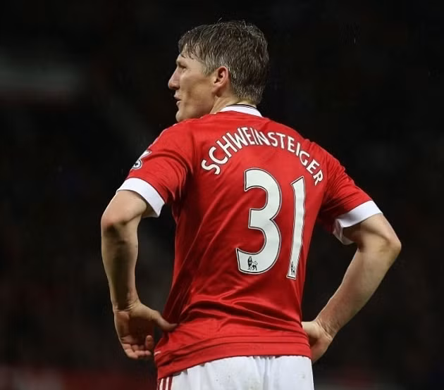 Kể từ ngày cập bến sân Old Trafford, Bastian Schweinsteiger đã không thể hiện được nhiều. Mới đây, chính HLV đương nhiệm của Quỷ đỏ là Mourinho đã tuyên bố rằng tiền vệ người Đức không nằm trong kế hoạch của ông tại Ngoại hạng Anh. Để đảm bảo sự nghiệp của mình, cầu thủ 32 tuổi này cần phải ra đi và đang có rất nhiều CLB sẵn sàng trải thảm đỏ để đón anh như Fenerbahce, Schalke và đặc biệt là các "đại gia" đến từ Trung Quốc.