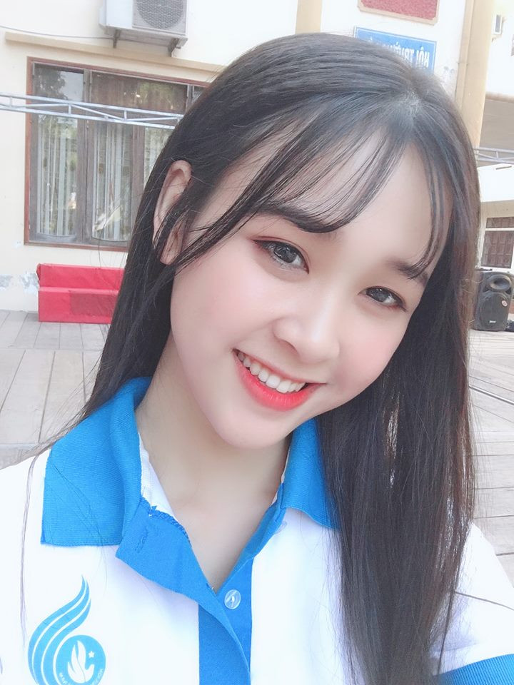 Thảo Vi được chú ý vì nụ cười xinh và sự duyên dáng của mình.