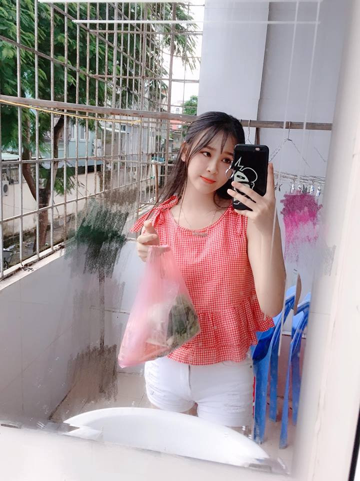 Mặc dù còn rất trẻ nhưng Thảo Vi lại có suy nghĩ khá xa và thường bị bạn bè cho rằng là "tham công tiếc việc". Chính vì vậy mà cô bạn luôn ao ước "1 ngày có 48 tiếng để có thể làm được 1 việc tốt gấp đôi."