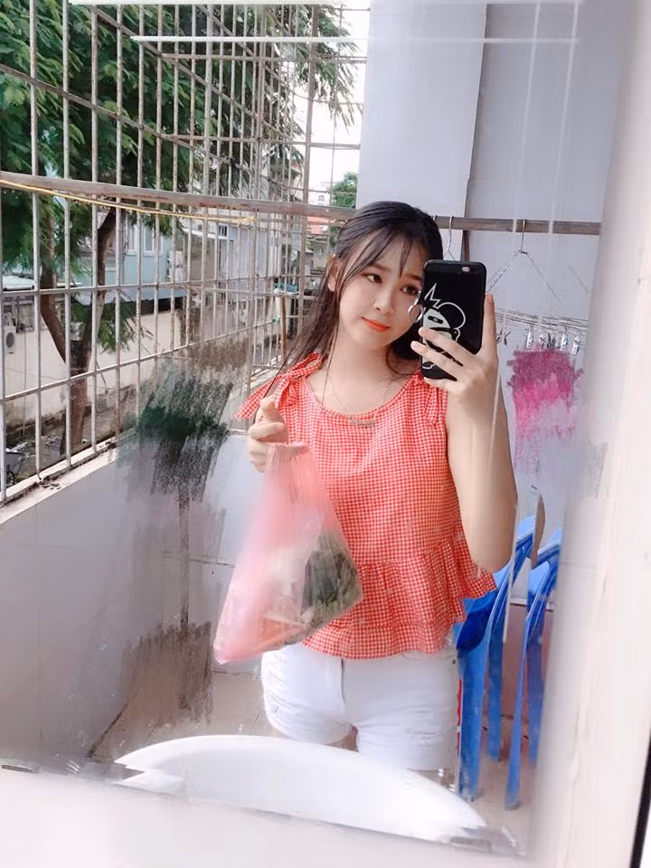 Mặc dù còn rất trẻ nhưng Thảo Vi lại có suy nghĩ khá xa và thường bị bạn bè cho rằng là "tham công tiếc việc". Chính vì vậy mà cô bạn luôn ao ước "1 ngày có 48 tiếng để có thể làm được 1 việc tốt gấp đôi."