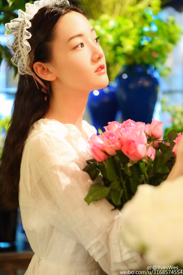 Mái tóc dài thướt tha cùng khuôn mặt xinh đẹp, Vũ Vi đã trở thành một hiện tượng mới trong cộng đồng mạng xứ Trung.