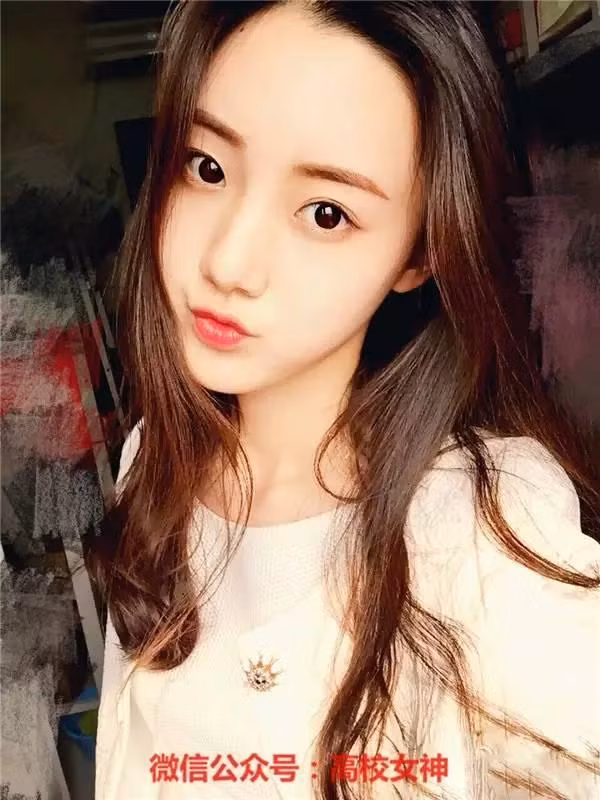 Danh tính của cô mỹ nữ ảnh thẻ này đó là Trương Vũ Vi. Hiện là sinh viên của Học viện Hí kịch Trung ương, Bắc Kinh (Trung Quốc).