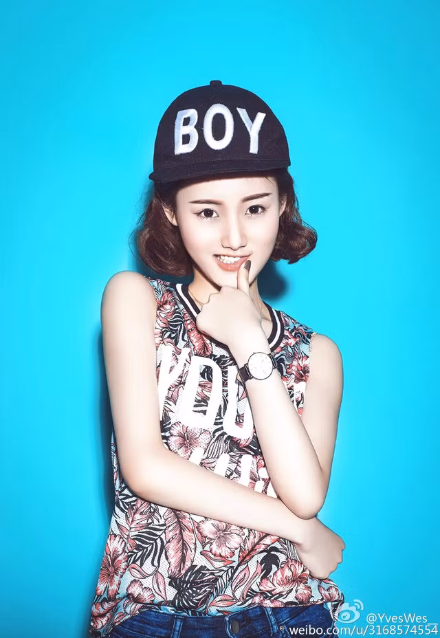 Sau khi bất ngờ trở nên nổi tiếng, cô nàng họ Trương này đã quyết định “lột xác” bằng cách thay đổi hình ảnh. Từ một mỹ nữ tóc dài, Vũ Vi đã tái xuất với mái tóc ngắn cùng phong cách năng động, trẻ trung.