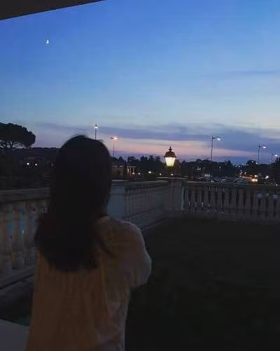 Một người bạn của Kim Tae Hee đã đăng tải hình ảnh nữ diễn viên đang nghỉ ngơi tại Ý lên mạng xã hội.