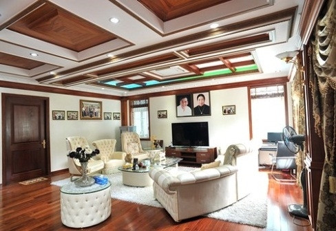 Ngoài ra còn có tầng hầm để xe khá rộng cho gia đình và khách khi tới nhà.