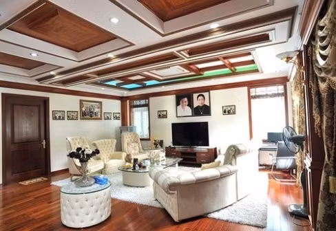 Ngoài ra còn có tầng hầm để xe khá rộng cho gia đình và khách khi tới nhà.