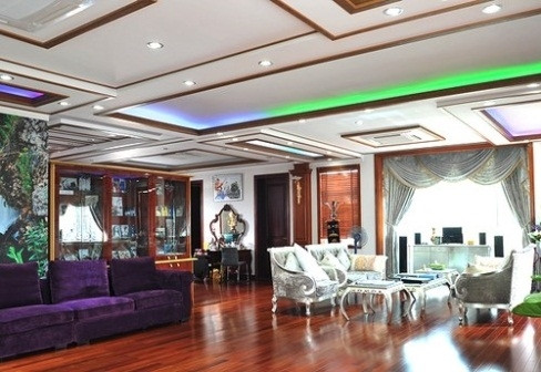 Trang Nhung cho biết, căn nhà có diện tích khoảng 500m2 được vợ chồng cô mời kiến trúc sư riêng thiết kế và trang trí toàn bộ nội thất.