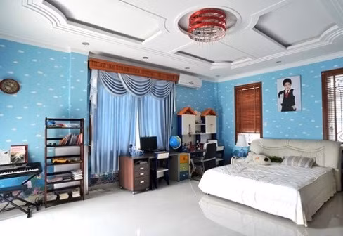 Xúc động trước tình cảm của người đàn ông hơn 13 tuổi ngày nào cũng "trồng cây si" chờ cô trước cửa bưu điện, nữ ca sĩ dòng nhạc truyền thống, cách mạng nhận lời về làm vợ ông Nhật Phương trong lúc cả hai trắng tay.