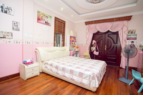 Được biết, Trang Nhung và ông xã- doanh nhân Ngô Nhật Phương- gặp nhau tại Quảng Ninh khi nữ ca sĩ còn là nhân viên bán báo tại Bưu điện của tỉnh.