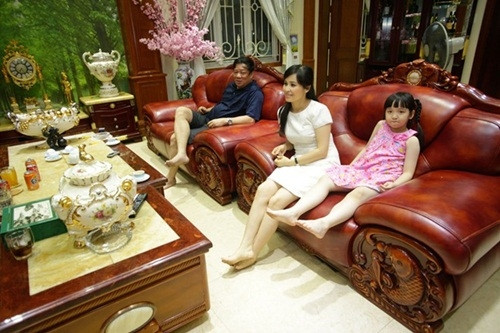  Phòng khách rộng thênh thang với nhiều món đồ nội thất làm bằng gỗ. Ông Ngô Nhật Phương – chồng ca sĩ Trang Nhung cho biết: "Tôi mạng mộc nên trong nhà trưng bày nhiều đồ gỗ. Nhiều người không hiểu chê nhà tôi giống cửa hàng bán nội thất".