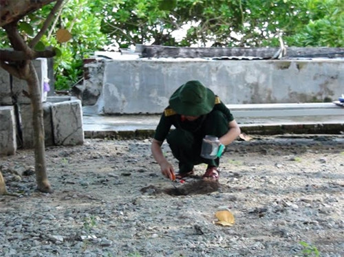 Mẫu đất tại Trường Sa cũng được lấy về.