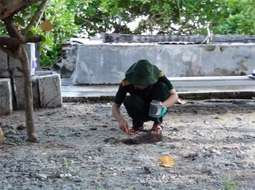 Mẫu đất tại Trường Sa cũng được lấy về.