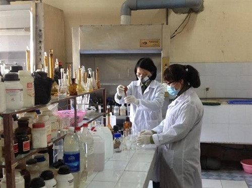 Tất cả các mẫu khi lấy về sẽ được phân tích tỉ mỉ để đưa ra đánh giá cụ thể tại phòng phân tích của Trạm Quan trắc, cảnh báo môi trường độc-xạ miền Bắc đặt tại Hà Nội.