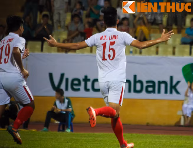 U19 Viet Nam - U19 Philippines: Thang de giu ngoi dau