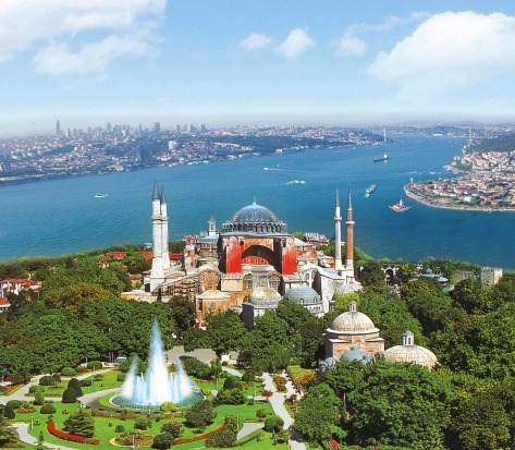 Hagia Sophia vốn có kiến trúc là một nhà thờ Thiên Chúa giáo từ thế kỉ thứ 6, sau đó trở thành thánh đường Hồi giáo và rồi hiện tại được lưu giữ như là bảo tàng quốc gia.