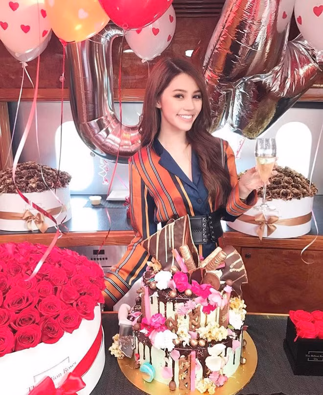 Dù không sẻ nhiều về gia thế nhưng những hình ảnh về các chuyến đi sang trọng, bộ sưu tập hàng hiệu đáng ghen tị hay những bữa tiệc xa hoa thì đủ biết tài sản của cô gái chỉ mới 20 tuổi này chắc hẳn phải không phải dạng vừa.