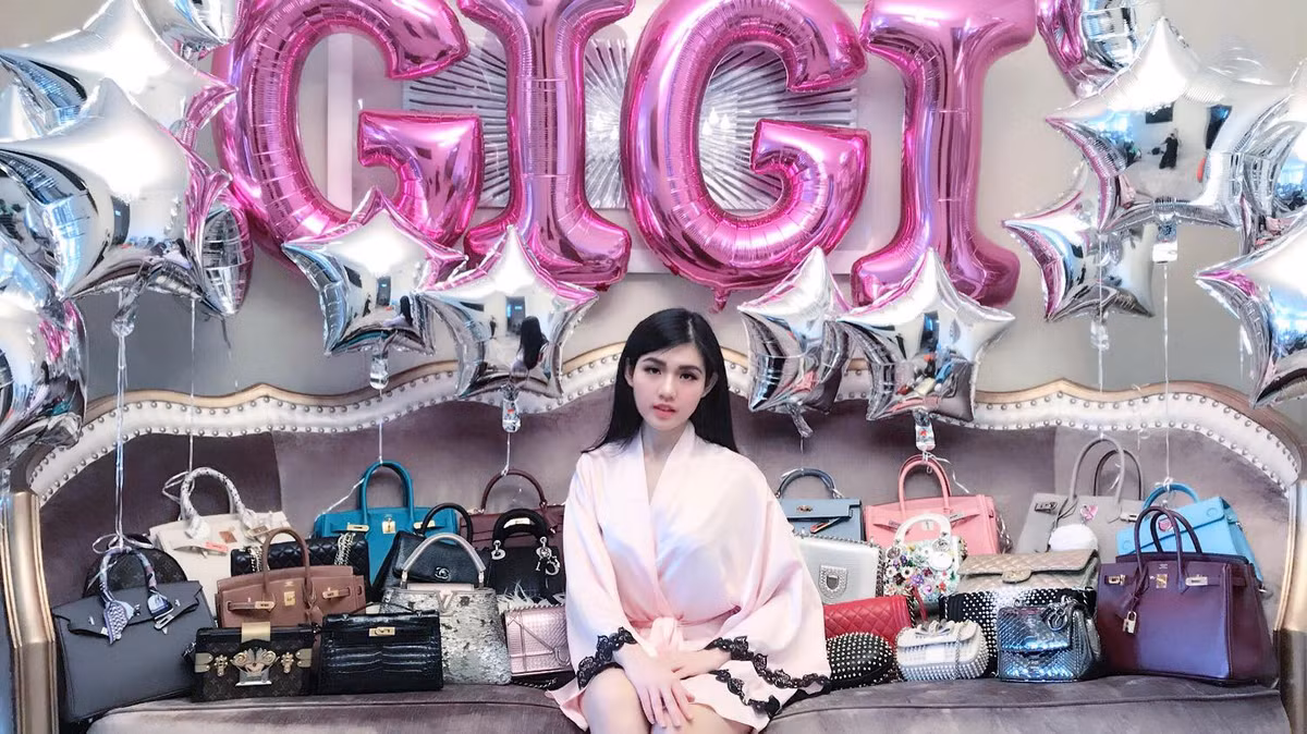 Theo chia sẻ, Tiểu Giang đã có cơ hội trải nghiệm hơn 50 dòng siêu xe từ Huracan, Bentley, Rolls Royce đến Maserati. Còn bộ sưu tập túi hiệu, Tiểu Giang sở hữu hầu hết các thương hiệu nổi tiếng thế giới mà cô gái nào cũng ao ước như Dior, Hermes, Gucci, Chanel, Fendi, Louis Vuitton...