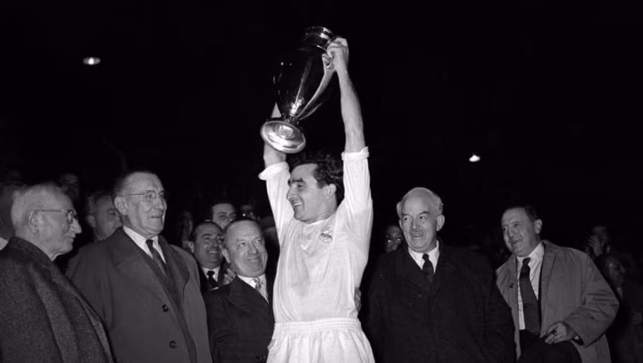 Miguel Munoz, huyền thoại người Tây Ban Nha của Real Madrid đã 4 lần vô địch châu Âu. Cả 4 lần ông lên ngôi đều trong màu áo Real Madrid. Trong đó, 2 lần vô địch với tư cách cầu thủ (1956, 1957) và 2 lần trên cương vị HLV (1969, 1966).