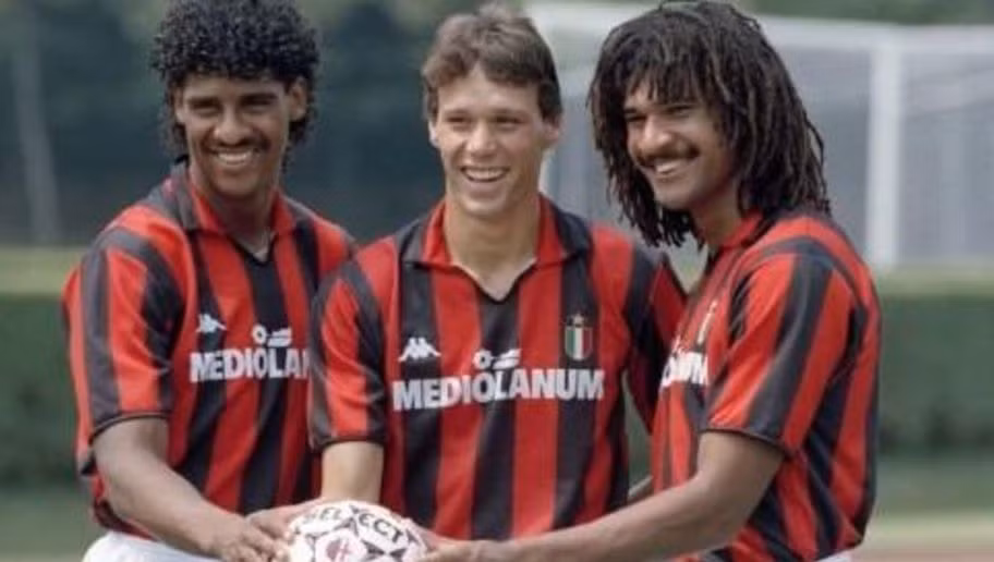 Khi còn thi đấu, Frank Rijkaard (trái) đã kịp mang về bộ sưu tập của mình 3 chiếc cup vô địch châu Âu trong màu áo Milan (1989, 1990) và Ajax (1995). Năm 2006, ông còn giúp Barca giành Champions League với tư cách huấn luyện viên.