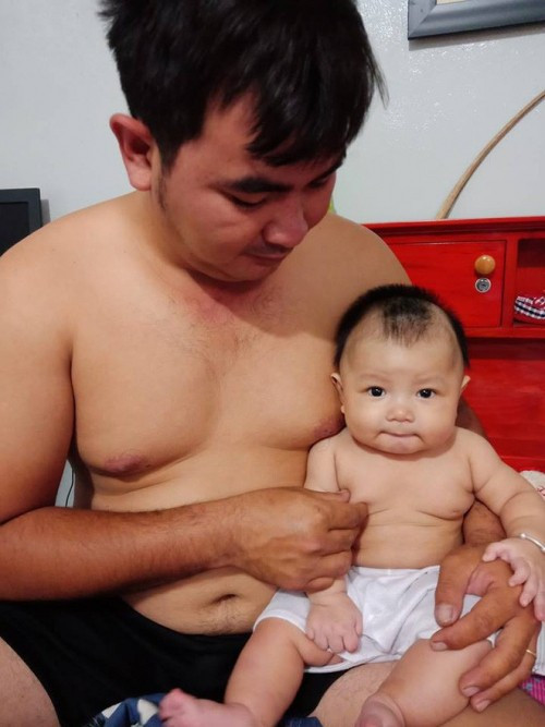 Chủ đề "thân phận đẻ thuê" được quan tâm khi một mẹ bỉm sữa đăng những bức ảnh ghi lại khoảnh khắc 2 cha con lên mạng xã hội với lời kêu gọi các mẹ khác cùng chia sẻ ảnh xem có phải trên đời này, con cái sinh ra đều giống bố hay không?