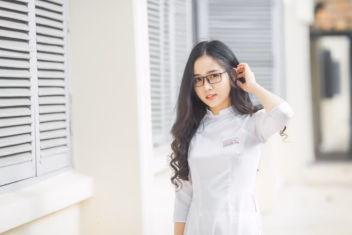 "Xinh đến rụng rời", "lớp có con gái xinh thế này thì ngày nào cũng đi học chăm chỉ", "xinh đến con gái còn rung rinh" là những mĩ từ mà cư dân mạng dành cho cô bạn Thảo Huyền đến từ Đắk Lắk.