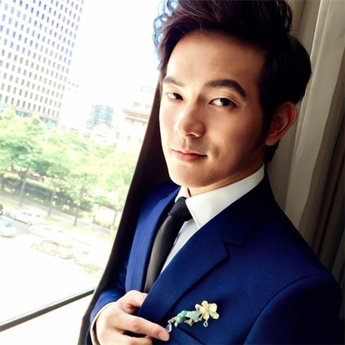 Mới đây, bộ ảnh nắm tay bà đi khắp thế gian đang trở thành tâm điểm chú ý từ cư dân mạng. Được biết nhân vật chính trong bộ ảnh này chính là MC nổi tiếng xứ Trung - Vương Hựu Thắng.