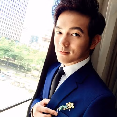 Mới đây, bộ ảnh nắm tay bà đi khắp thế gian đang trở thành tâm điểm chú ý từ cư dân mạng. Được biết nhân vật chính trong bộ ảnh này chính là MC nổi tiếng xứ Trung - Vương Hựu Thắng.