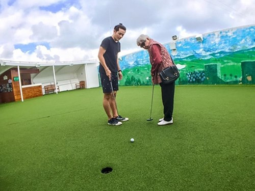 Không chỉ đưa bà đi tới những địa danh du lịch mà còn cùng bà chơi những môn thể thao. Khi ngắm kỹ bộ ảnh này, trong ánh mắt của người bà hiện lên vẻ hạnh phúc và tự hào.