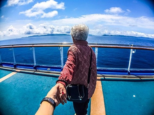 Mới đây trên trang cá nhân của mình, anh chàng MC này đã đăng tải một số hình ảnh chụp anh và bà của mình trên một chiếc du thuyền sang trọng và chia sẻ rằng hai bà cháu vừa trải qua một chuyến du lịch 4 ngày 3 đêm cực kỳ hoành tráng.