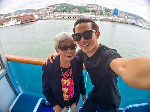 Nhiều cư dân mạng tỏ ra vô cùng phấn khích và ngưỡng mộ tình cảm bà cháu trong bộ ảnh nắm tay bà đi khắp thế gian.