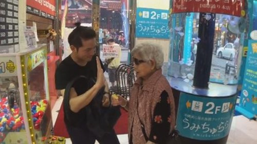 Đoạn phim nhận được hơn 189.000 lượt yêu thích cùng hơn 5600 lượt chia sẻ, trong khi những hình ảnh "sang chảnh" của hai bà cháu chỉ trong không đầy một ngày đã có hơn 155.000 lượt thích và 1300 lượt chia sẻ.