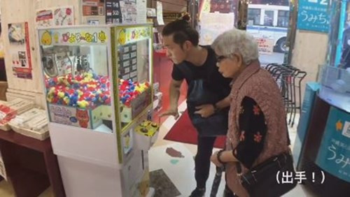 Trong đó rất nhiều cư dân mạng bình luận rằng cặp đôi bà cháu trông cực kỳ đáng yêu và khiến họ nhớ đến bà của mình.