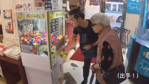 Trong đó rất nhiều cư dân mạng bình luận rằng cặp đôi bà cháu trông cực kỳ đáng yêu và khiến họ nhớ đến bà của mình.