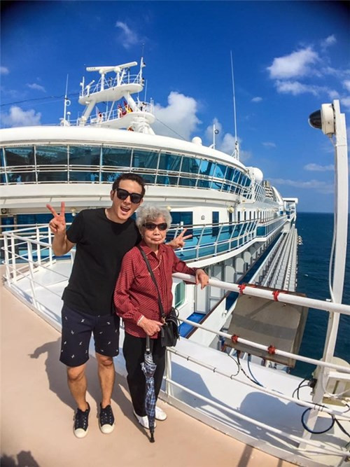 Chia sẻ trên trang cá nhân, chủ nhân bộ ảnh đình đám nói trên chia sẻ rằng: ""Trong mắt bà, chiếc du thuyền còn lớn hơn cả dinh tổng thống với đầy đủ tiện nghi như thức ăn, giường ngủ và những tụ điểm giải trí. Bà còn bảo rằng chuyến đi này thực sự đáng tiền. Đây cũng là lần đầu tiên bà không la mắng tôi chi tiêu phung phí."