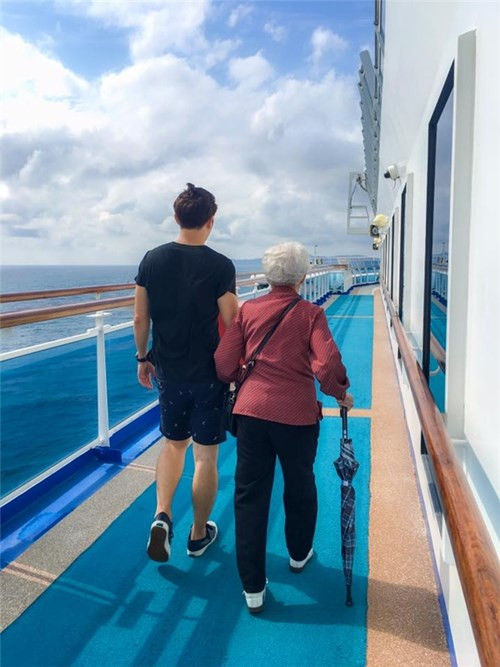 Theo kế hoạch của Vương Hựu Thắng, sau khi thực hiện bộ ảnh với bà anh sẽ tiếp tục thực hiện với người mẹ thân yêu của mình.