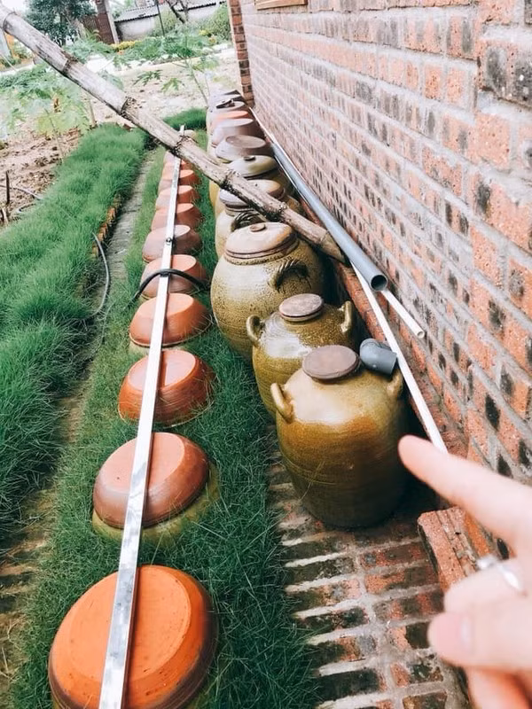 Khỏi phải nói hình ảnh dưới đây nhận được sự đồng cảm của bao chàng trai khi có bố vợ là người cực thích uống rượu.