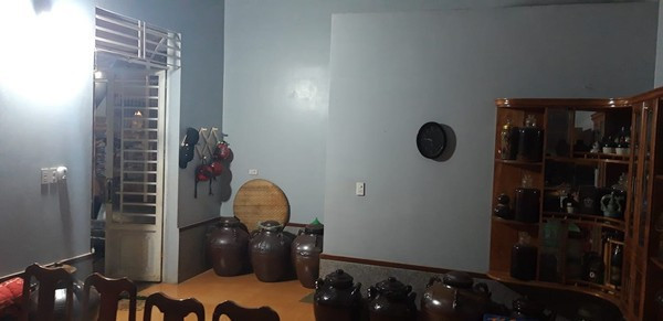 Mới đây, một dân mạng đăng lên MXH bức ảnh các hũ rượu chất đầy từ tầng 1 lên hết cầu thang với caption: "Muốn gặp con gái bác thì phải hết chỗ này nhé" khiến dân tình choáng váng.