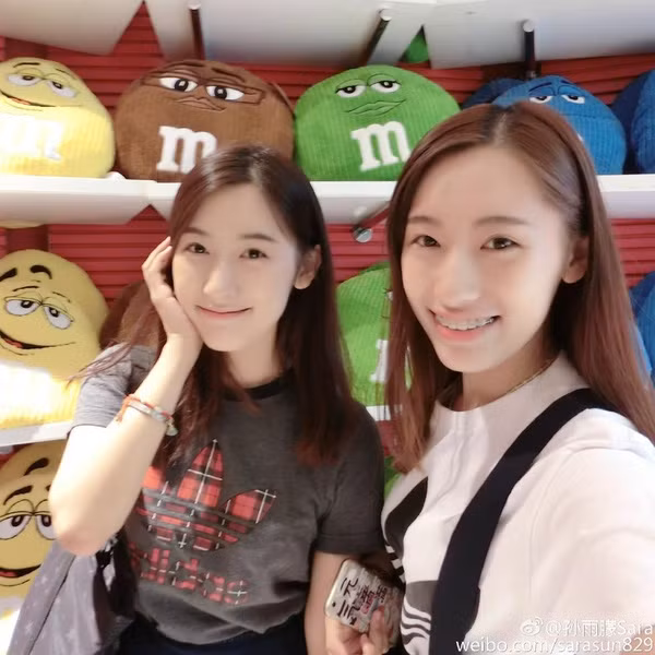 Sở hữu gương mặt đẹp cũng như dáng người thon gọn, Vũ Mông và Vũ Đồng chẳng thua kém gì những hot girl.