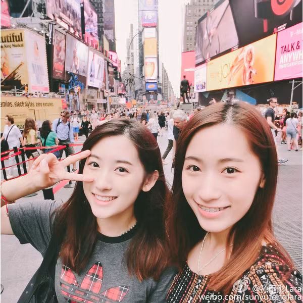 Được biết cặp song sinh trên có tên là Tôn Vũ Mông và Tôn Vũ Đồng điều đặc biệt chính là trong danh sách những sinh viên Trung Quốc nhận học bổng từ trước đại học danh tiếng nhất thế giới Havard lại có tên cả hai chị em này.