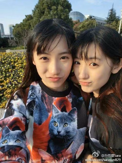 Theo một số bạn bè của Hai chị em Vũ Mông và Vũ Đồng cho biết thì các cô nàng này rất thân thiết với nhau và đã gắn với nhau như hình với bóng kể từ khi bắt đầu đi học.