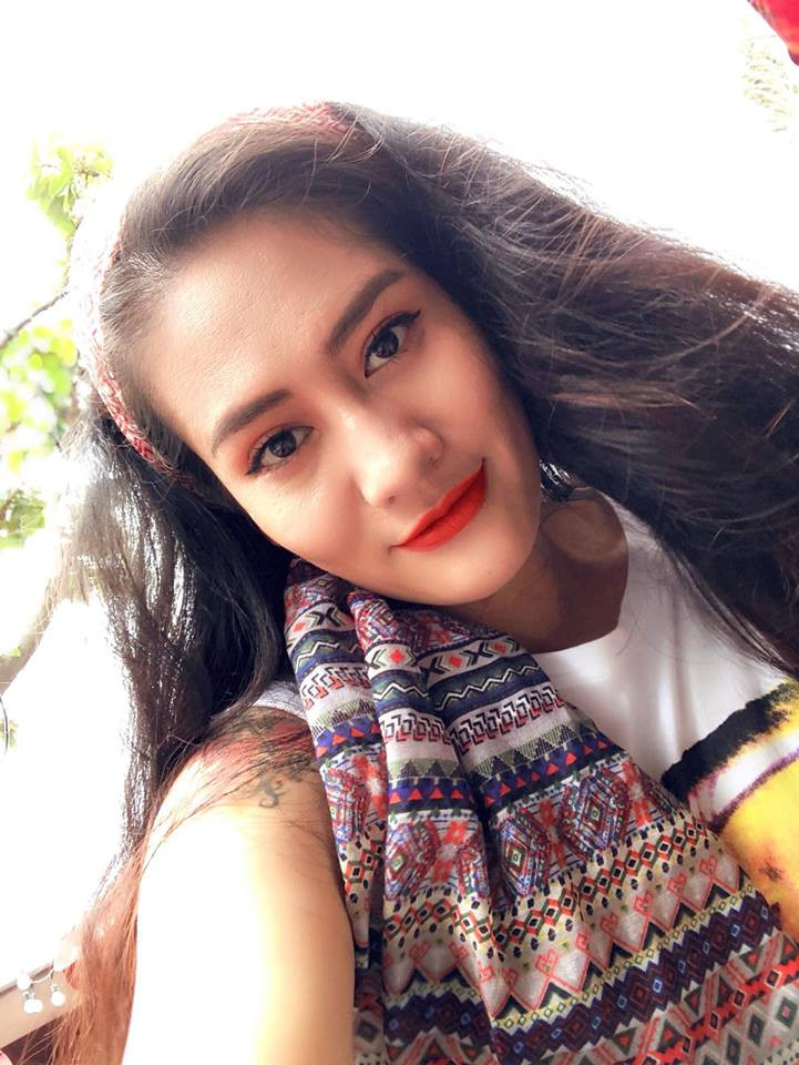 Ngay sau khi bức ảnh tự sướng ngày mưa của mình được chia sẻ rộng rãi trên các fanpage, Minh Cúc nhận được vô vàn những lời kết bạn từ cộng đồng mạng và đi kèm với đó là không ít những dòng tin nhắn làm quen. Việc bất ngờ nổi tiếng và bị dân mạng làm phiền là điều mà không ít các bạn trẻ gặp phải, đặc biệt là những lời bình phẩm đầy ác ý và Minh Cúc cũng rơi vào hoàn cảnh như vậy.