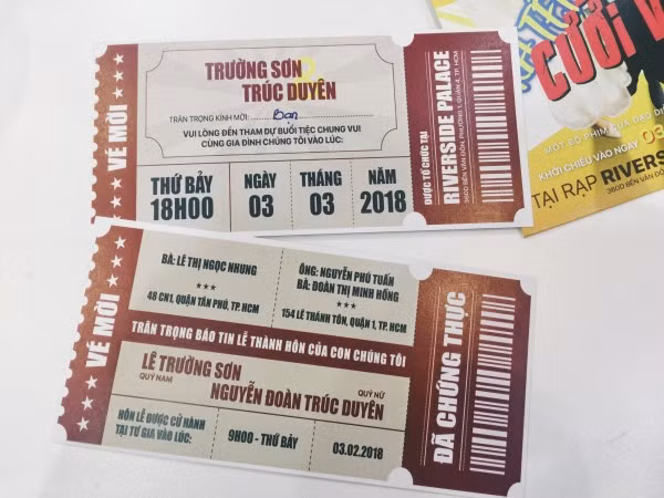 Phần thiệp bên trong được lấy ý tưởng từ vé xem phim, cũng in đầy đủ thông tin về gia đình cô dâu, chú rể như những loại thiệp truyền thống.